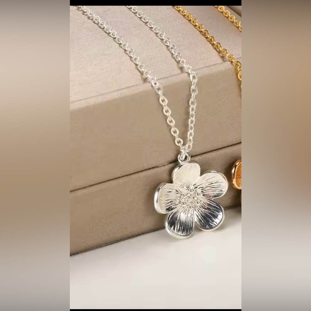 Chic Silver Floral Pendant Necklace stainless steel